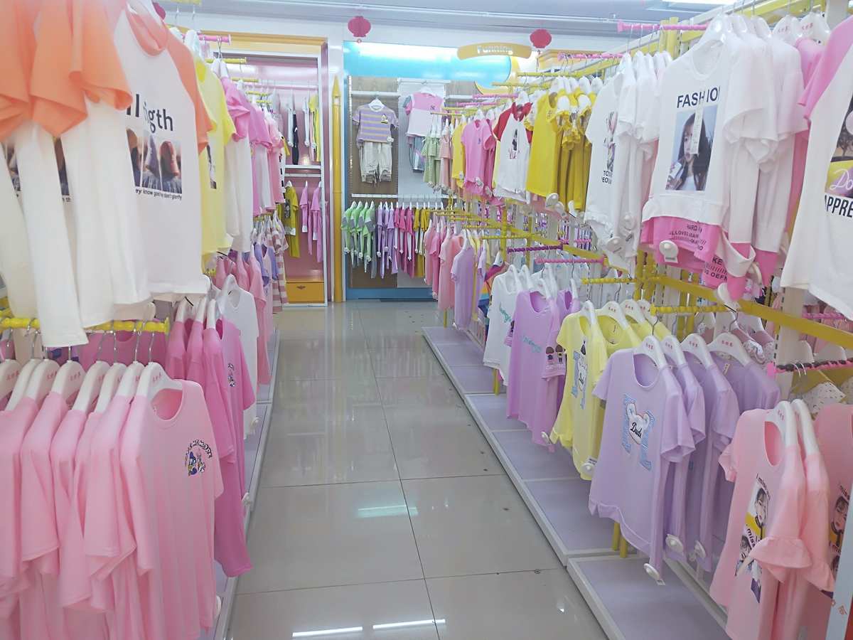 衛(wèi)輝萬(wàn)客來(lái)服裝超市 貨品海量，品質(zhì)不瓤